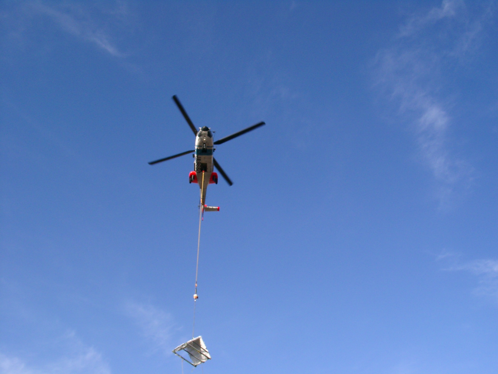 ヘリコプターにて局舎搬入